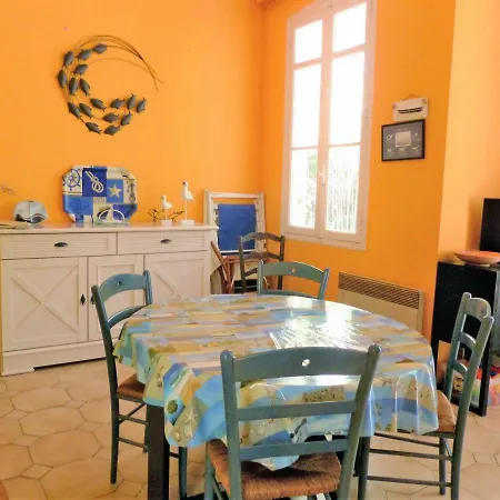 Charmante Villa, 100m De La Prázdninový dům